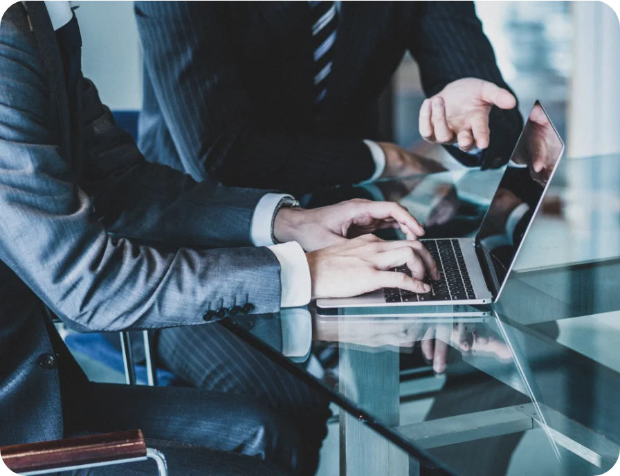 セキュリティエンジニアがセキュリティ診断を行い、対策案を提案